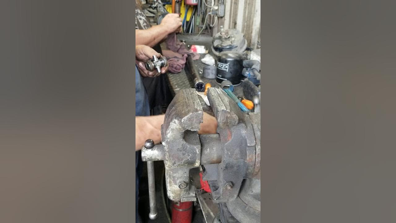 Replacing steering shaft Ujoints on 91 379 peterbilt YouTube