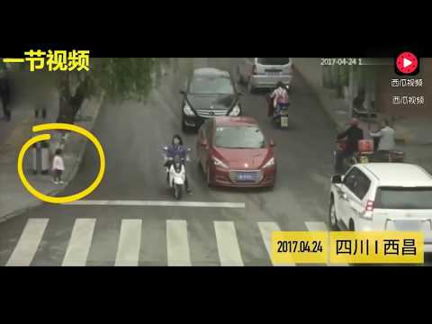 2岁小孩从小车后备箱掉了出来，跟在车后面拼命喊妈妈！