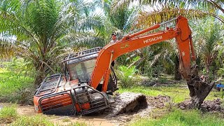 Skill operator saat keluarkan excavator dari lumpur rawa dalam || @Dadang88