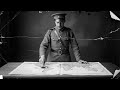 Este explorador militar de 1917 posa ante un mapa — hasta que surge una isla donde nunca hubo tierra