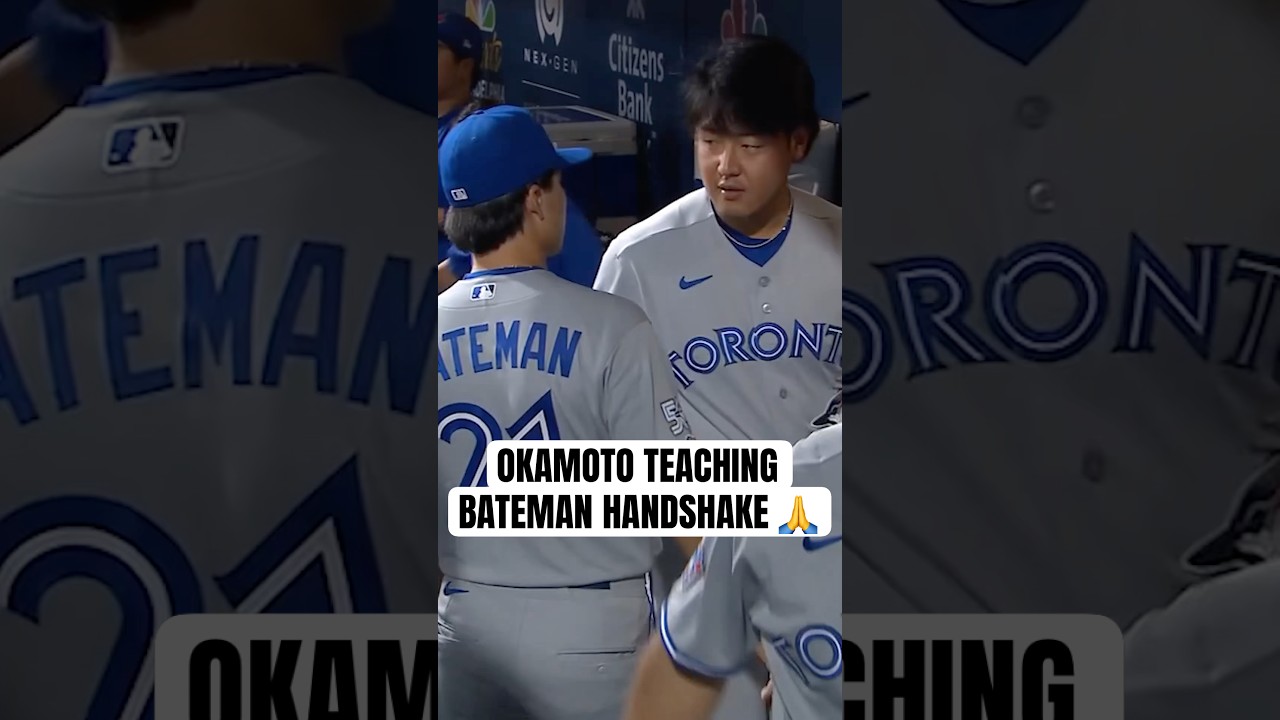 Kazuma Okamoto teaching Brett Bateman the ways early 😁🙌 #MLB #Toronto #BlueJays