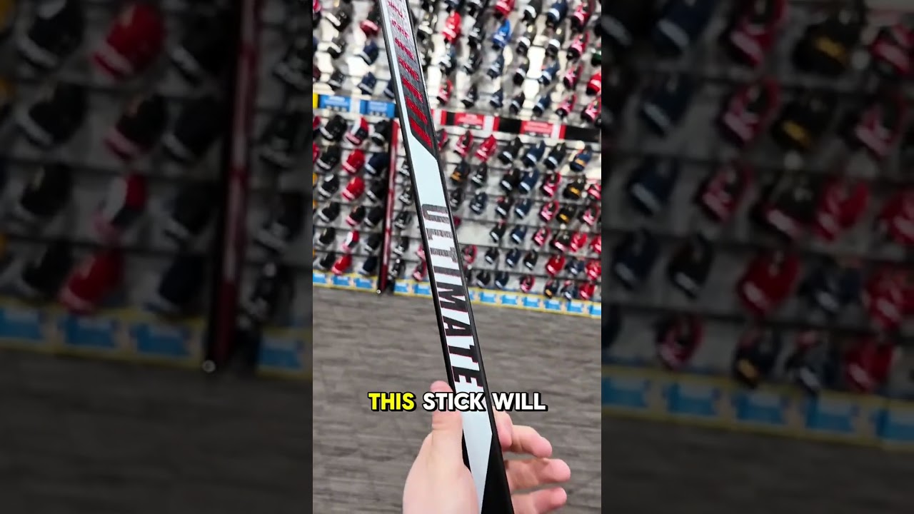 Тестирование деревянной хоккейной клюшки в магазине The Hockey Shop