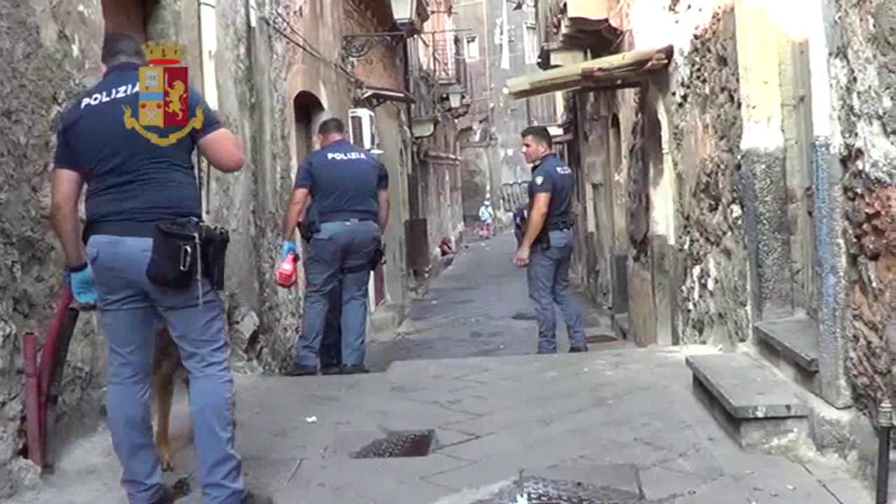 Blitz InterForze a San Berillo Vecchio, cinofili trovano droga, bloccato kosovaro irregolare