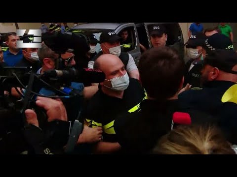 გადადგეს ირაკლი ღარიბაშვილი! - ხმაური პრემიერის სახლთან