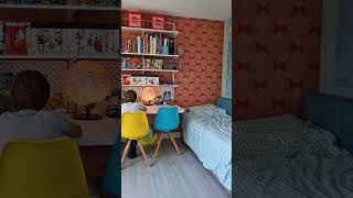 Heel langzaam begint deze jongenskamer te veranderen, van kinderkamer naar tienerkamer.