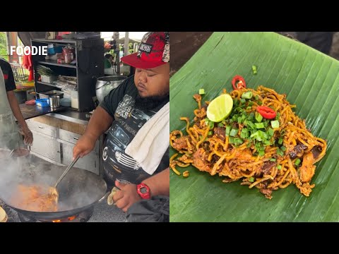 Famous Bob and Family Mee Goreng! Look at how he fry the noodle! Amazing skils!