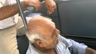 otobüste ayakkabı boyuyan adam..