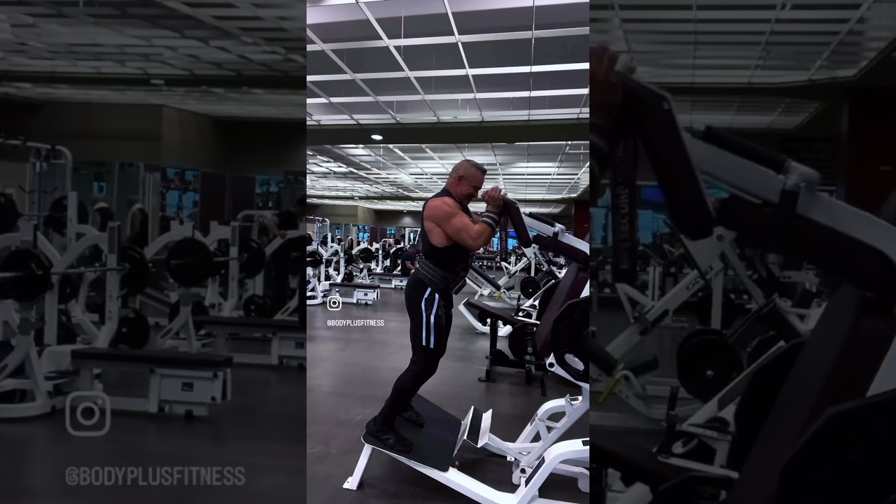 Close grip shoulder presses on the squat machine are an amazing way to work front delts #workout