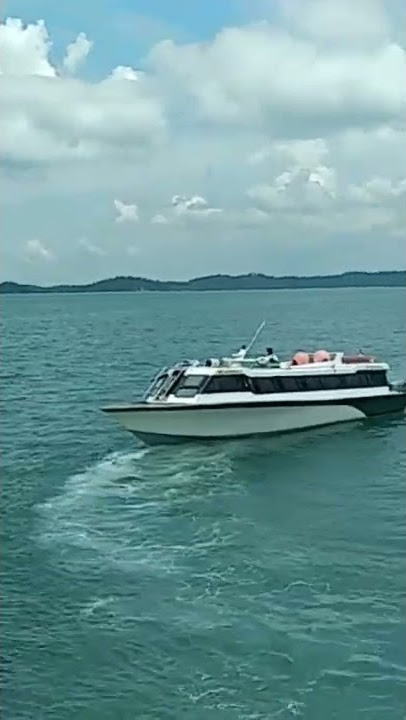 Speed Boat Bintan - Batam Keluar dari Dermaga