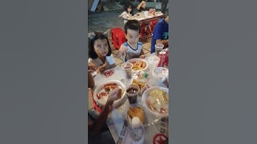 Ăn tiệc tất niên cùng các bạn