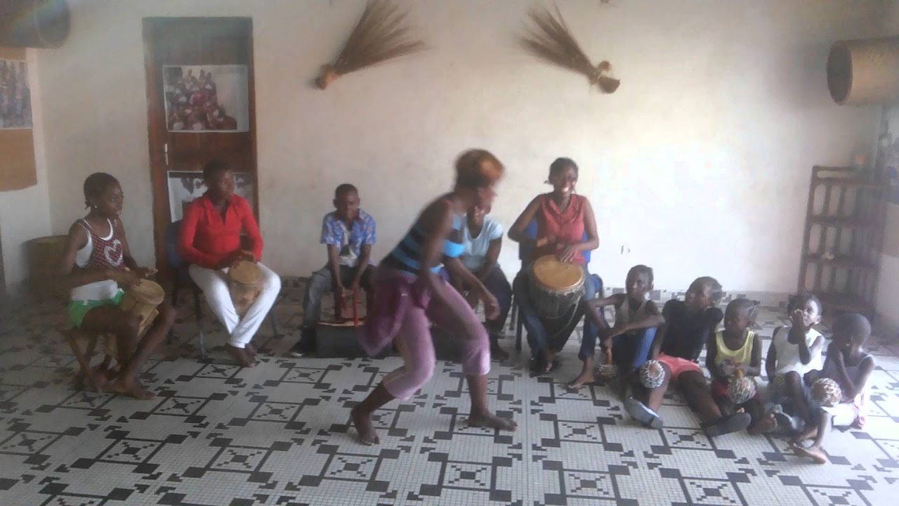 Percussions africaines avec les enfants by Les Cauris