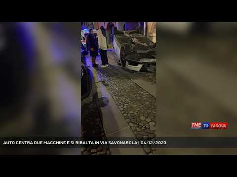 AUTO CENTRA DUE MACCHINE E SI RIBALTA IN VIA SAVONAROLA | 04/12/2023