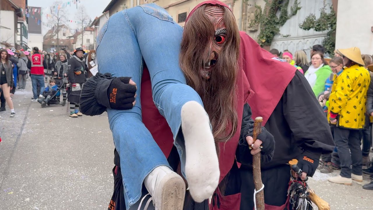 🔥Fasnet-Spaß (2/3) 🎊 /🖤🤎Pforzheimer Höllenhexen 🖤🤎 machen die Gassen in Grötzingen unsicher! 💯🎉