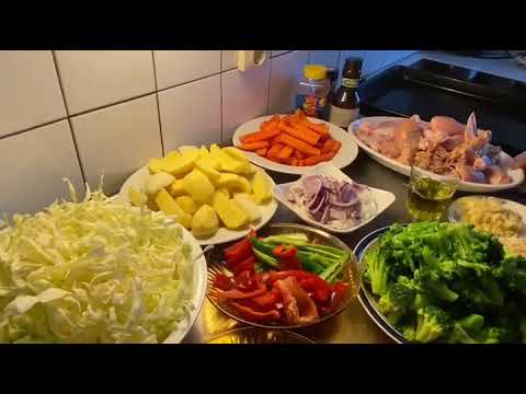 Video: Matlagning Kyckling Sallad Med Grönsaker