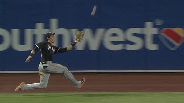 MIA@SD: Yelich robs Almonte with sliding catch