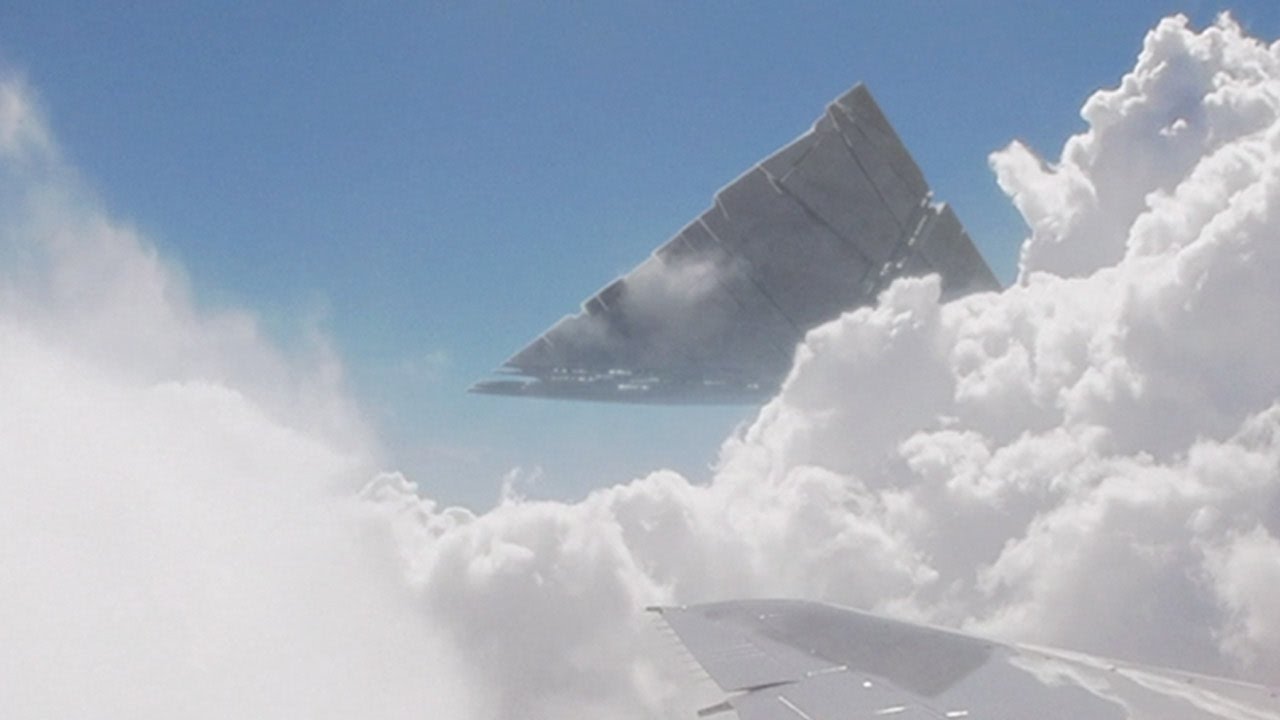 OVNI Pirámide GιaпT VisTo en Ɩos Cielos de Hɑwái en Medio de Nubes ...