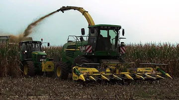 Kolik koní má sklízecí mlátička John Deere 7400?