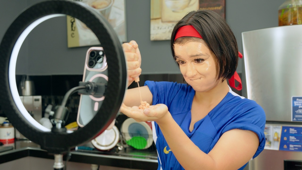 Humilló a su madre en un live y por confiar en quien no debía casi lo pierde todo