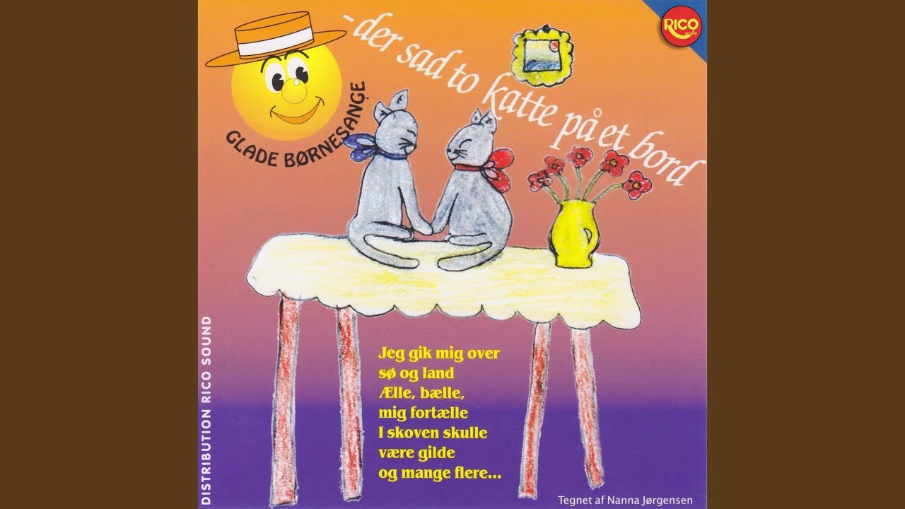 Der sad to katte på et bord