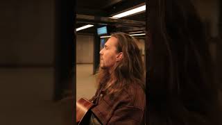 ‘ainda vou morrer por não falar’ no reverb do metrô de nyc =))