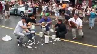 Ένας έλληνας τους έκανε να χορεύουν Ζορμπά...