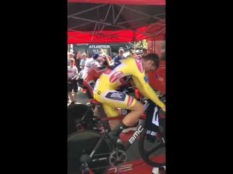 וִידֵאוֹ: Vuelta a Espana 2018: רוהן דניס זוכה במבחן זמן שלב 1 כדי להרוויח את חולצת המנהיג הראשון