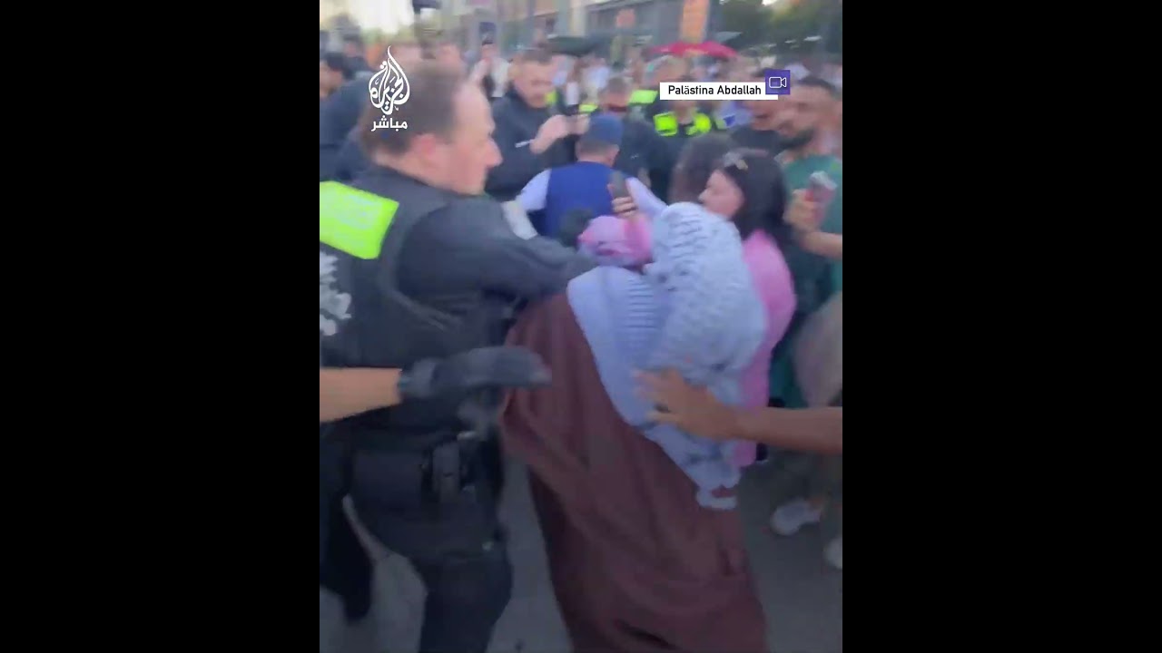 شرطي ألماني يضرب فتاة خلال تفريق تظاهرة داعمة لفلسطين وغزة