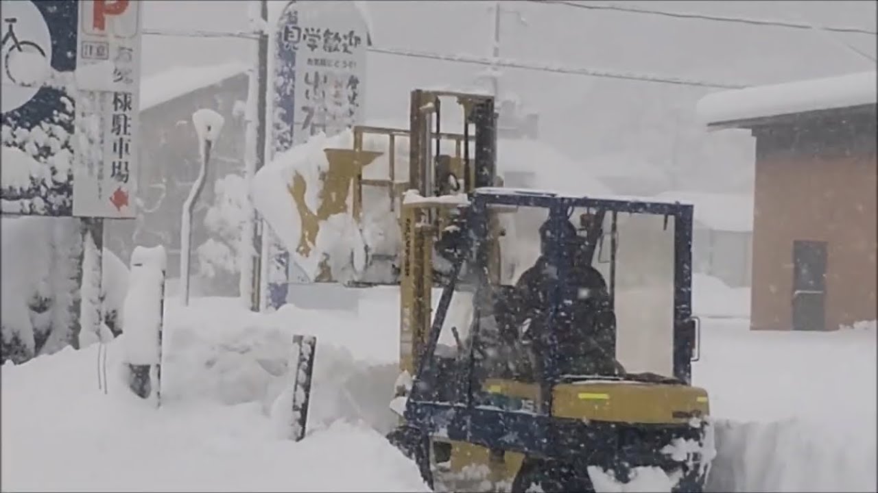 限界突破！フォークリフトでは間に合わない程の大雪/フォークリフトと除雪バケットで大雪＆寒波を攻略する実録動画