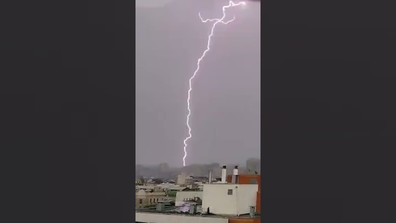 Impactante registro de relámpago desde Santiago Centro