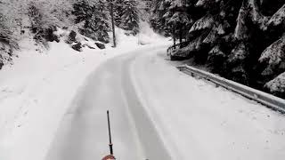 VIDEO Iarna nu vrea să plece - Deszăpezire pe Transfăgărăşan și intervenții pe drumurile din județ 1 video