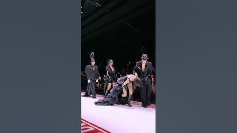 Is this for real? 😱 was it the dress? 👗 #fashionshow #fails #viralfashion #fashion #modelling #fyp
