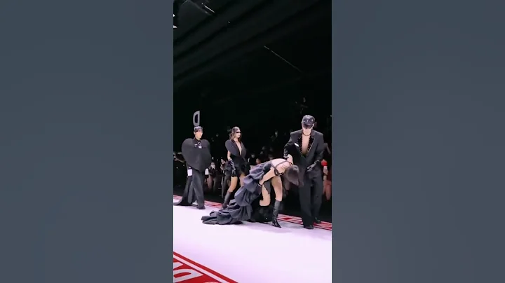 Is this for real? 😱 was it the dress? 👗 #fashionshow #fails #viralfashion #fashion #modelling #fyp - DayDayNews