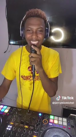 Download lagu Jerrymix live part 2 Timoun 2000 vs granmoun 1900🤣🤣🤣