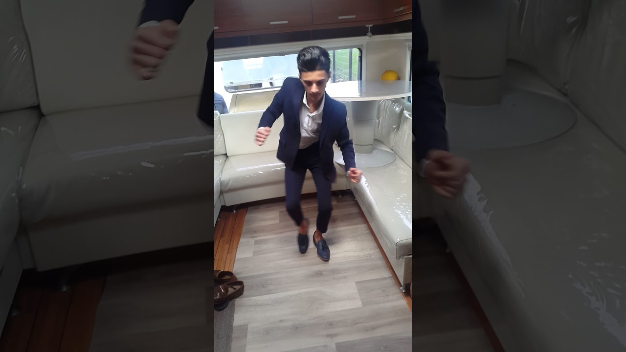 Jeune gitan qui dance