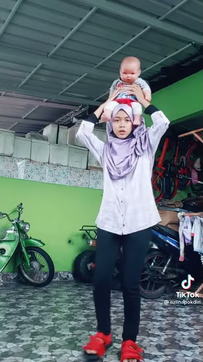 Kaget !!! Bayi jatuh setelah di angkat di atas kepala.