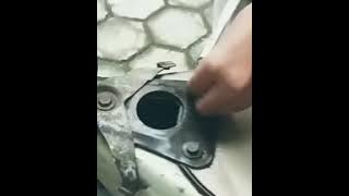 Cewe cantik lagi benerin vespa nya