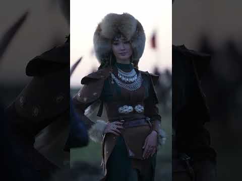 Geleneksel savaş giyimi ile Kıpçak Türk kızları