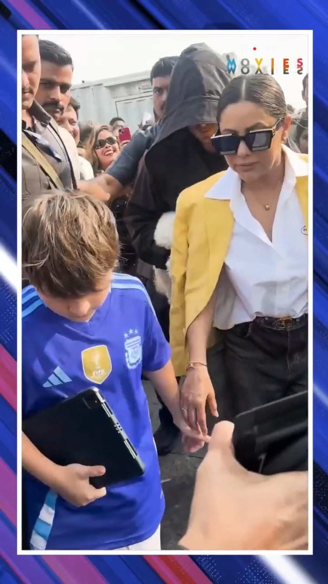Shah Rukh Khan Spotted At Gateway Of India With Family And Adorable Puppy