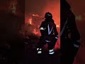 Los bomberos se preparan para una jornada con fuertes vientos tras una noche "buena"