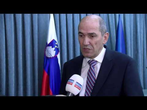 Video: Predsednik ZDA Podpisuje Nov Priseljevalni Dekret