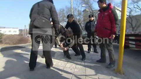 CHINA: POLICE ATTACK CNN CREW (ON CAM!) - DayDayNews
