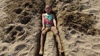 Lina'yı Çok Derin Kuma Gömdük Kendi Çıkamayınca Çok Korktu | Eğlenceli Çocuk Videosu Resimi