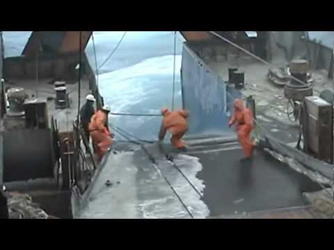 Работа настоящих мужчин. Выборка трала в шторм