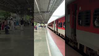 NETRAVATI EXPRESS IN CALICUT RAILWAY STATION | LOKMANYA TILAK THIRUVANATHAPURAM CENTRAL NETRAVATI