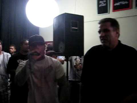 Weapon of the Masses - performing @ Andrew Ventura gallery (Huskey Radio free show) pt.1