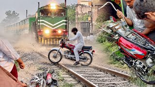 40 DN Tez Raftaar Train Ne Motorcycle Ko Ura Diya || High Speed Train Hit By Bike 