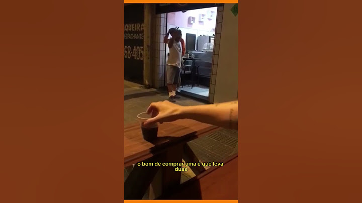 Homofobia: mulher beija namorada em bar e é agredida na cabeça com banco #shorts #uol