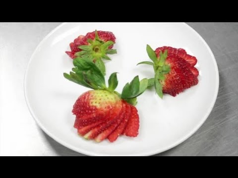 how-to-make-a-fan-out-of-a-strawberry-for-cake-decorating-:-cooking-with-strawberries