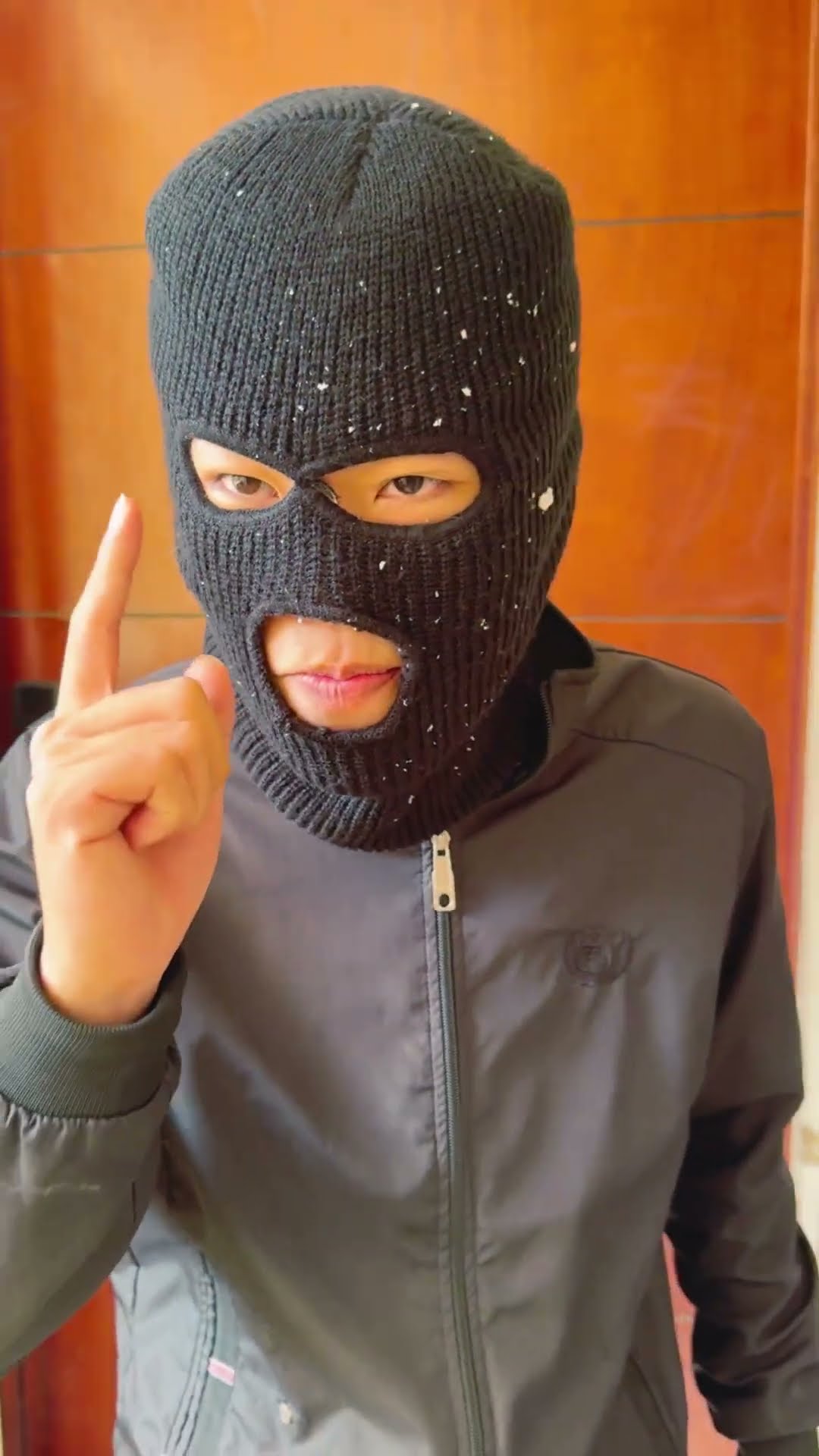 EP 1 - Mẹ đi vắng... Tên trộm lẻn vô nhà | Mom was away... The thief sneaked into the house #shorts