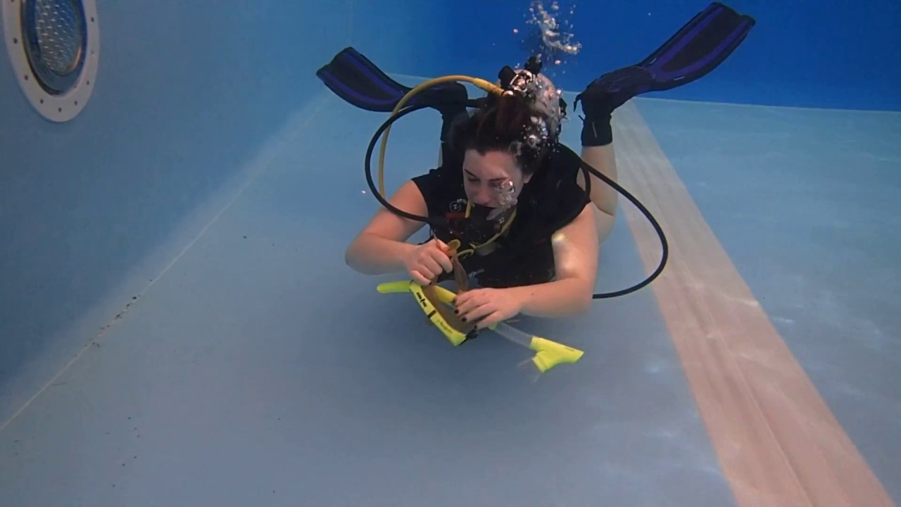Students practice mask off drills with Tallahassee SCUBA instructor